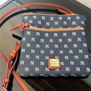 Dooney & Bourke New York Yankees Crossover Bag – Excellent Condition